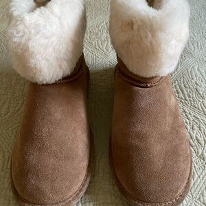 Cozy Tan Shearling Women's Boots